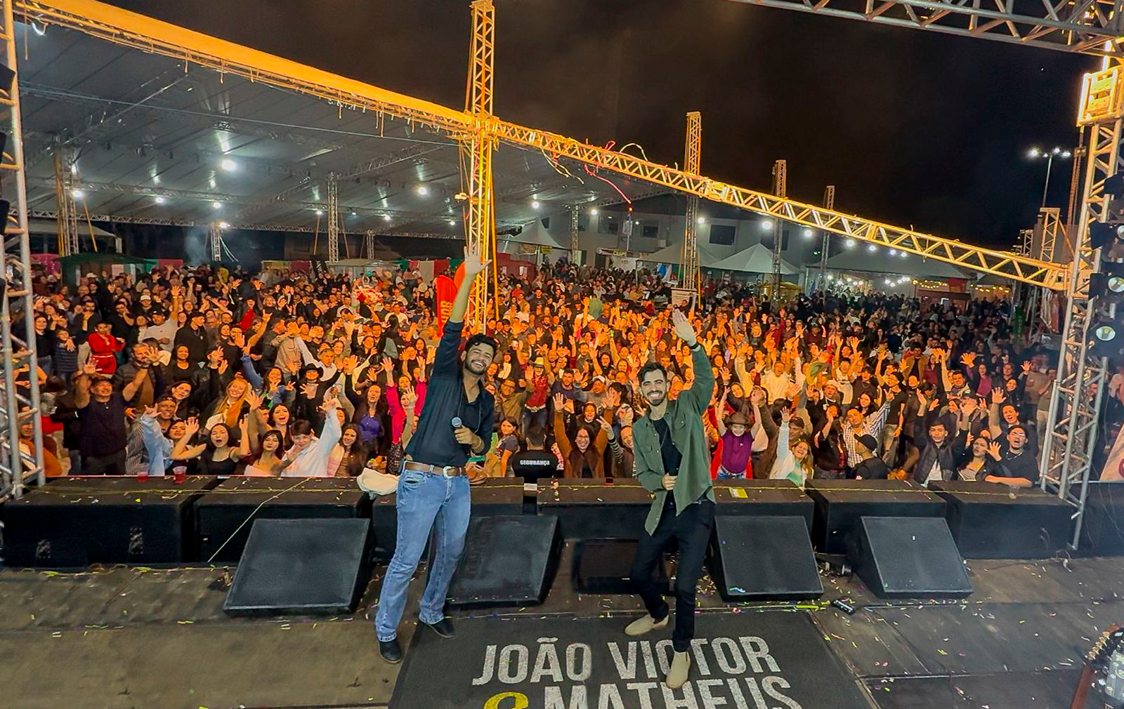 João Victor e Matheus com o público